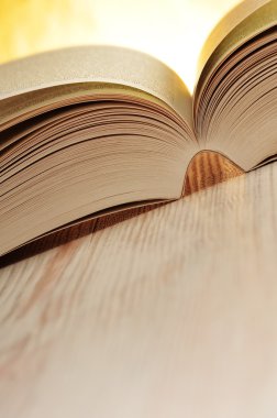 Kitap masanın üstünde.