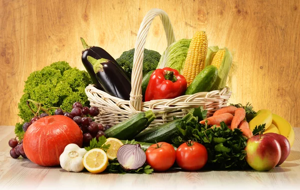 Frutas y hortalizas en canasta de mimbre —  Fotos de Stock