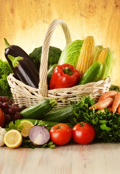 Fruits and vegetables in wicker basket — Stock Photo, Image