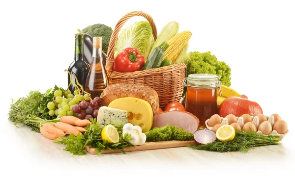 Composición con comestibles en canasta de mimbre sobre mesa de cocina —  Fotos de Stock