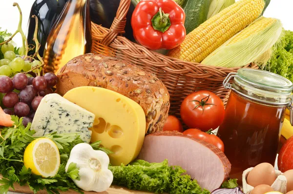 Composición con comestibles en canasta de mimbre sobre mesa de cocina — Foto de Stock