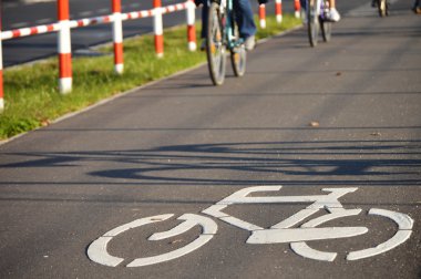 asfalt üzerinde bisiklet yol levhası
