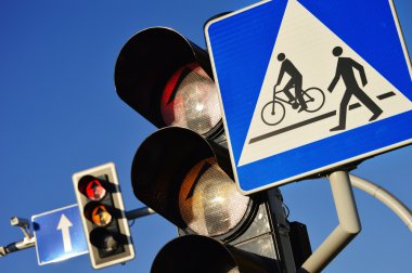 mavi bir gökyüzü üzerinde trafik ışıkları