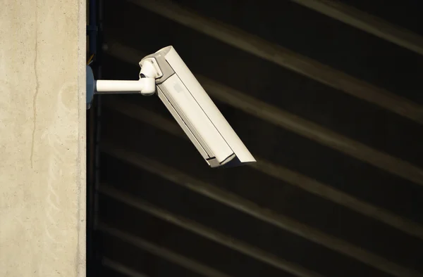 Caméra de sécurité aérienne dans une zone industrielle fortement surveillée — Photo