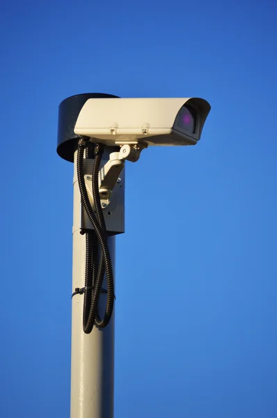 Security camera over a blue sky — Stock Photo, Image