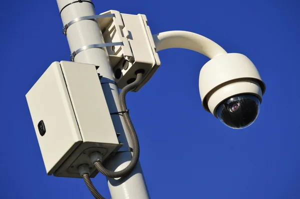 Hi-tech telecamera a cupola tipo sopra un cielo blu — Foto Stock