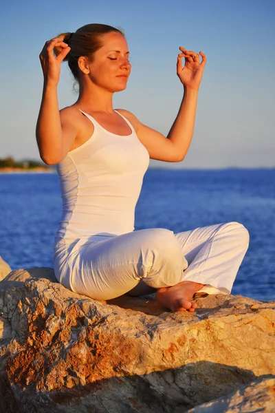 Jeune femme pendant la méditation de yoga sur la plage — Photo