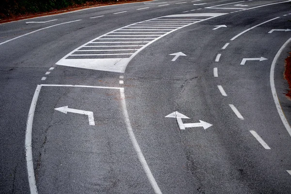 Karayolu ile çevirmek yön lane işaretleri — Stok fotoğraf