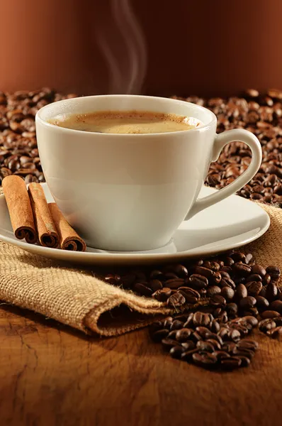 Beyaz fincan kahve ile kompozisyon