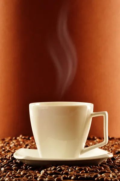 Composição com xícara branca de café — Fotografia de Stock