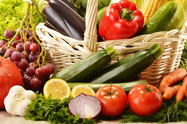 Owoce i warzywa w wiklinowym koszu — Zdjęcie stockowe