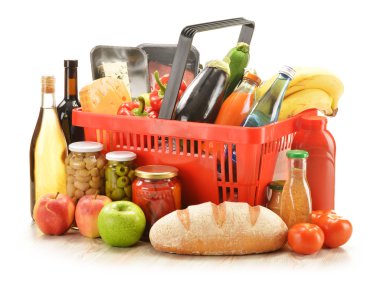alışveriş sepeti içinde bakkal ürünleri ile kompozisyon