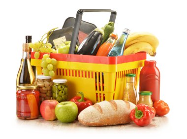 alışveriş sepeti içinde bakkal ürünleri ile kompozisyon