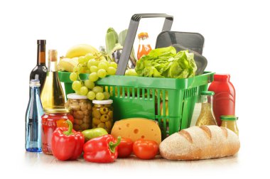 alışveriş sepeti içinde bakkal ürünleri ile kompozisyon