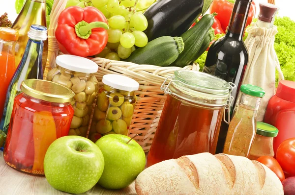 Samenstelling met kruidenier producten in het winkelwagentje — Stockfoto