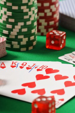 Yeşil tablo iskambil ile kompozisyon