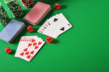 Yeşil tablo iskambil ile kompozisyon