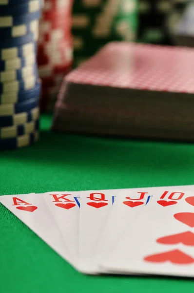 Samenstelling met speelkaarten op groene tafel — Stockfoto