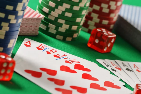 Samenstelling met speelkaarten op groene tafel — Stockfoto