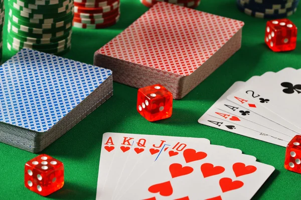 Samenstelling met speelkaarten op groene tafel — Stockfoto