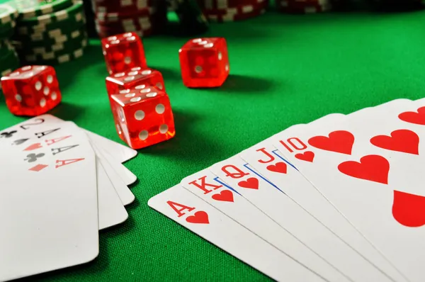 Samenstelling met speelkaarten op groene tafel — Stockfoto