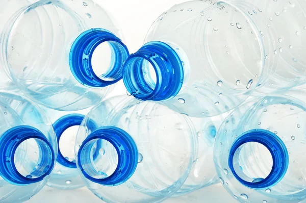 Склад з порожніми полікарбонатними пластиковими пляшками мінералів — стокове фото