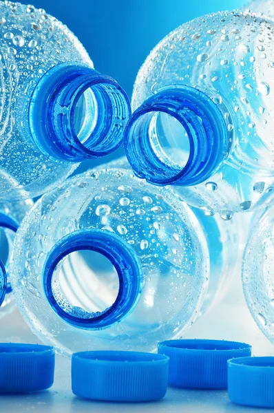 Složení s prázdnou polykarbonátových plastových lahví minerální — Stock fotografie