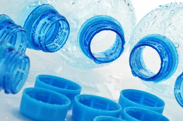 Состав с пустыми поликарбонатными пластиковыми бутылками минерала — стоковое фото