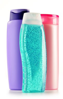 Plastik şişeler dolusu vücut bakımı ve güzellik ürünleri.