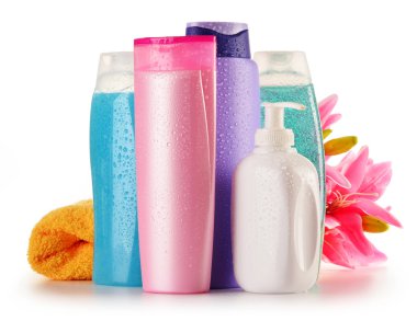 Plastik şişeler dolusu vücut bakımı ve güzellik ürünleri.