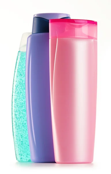 Plastikflaschen mit Körperpflege- und Schönheitsprodukten — Stockfoto