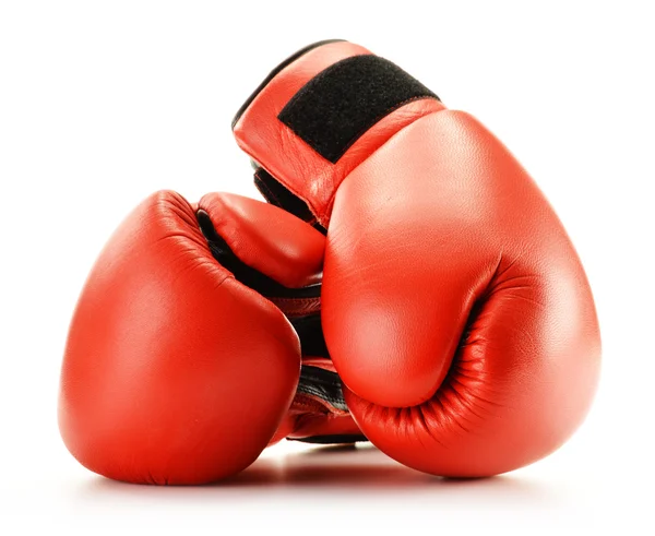 Par de luvas de boxe de couro vermelho isolado em branco — Fotografia de Stock