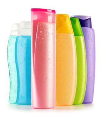 Plastik şişeler dolusu vücut bakımı ve güzellik ürünleri.