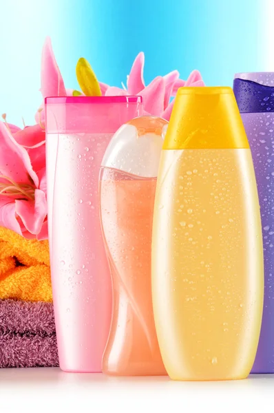 Botellas de plástico para el cuidado corporal y productos de belleza — Foto de Stock