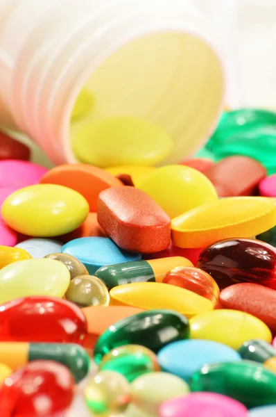 Komposisi dengan kapsul suplemen makanan dan pil obat-obatan — Stok Foto