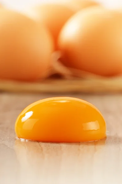 Курячі яйця на кухонному столі — стокове фото