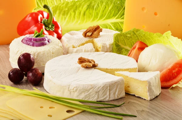 Composición con diferentes tipos de queso sobre mesa de madera —  Fotos de Stock