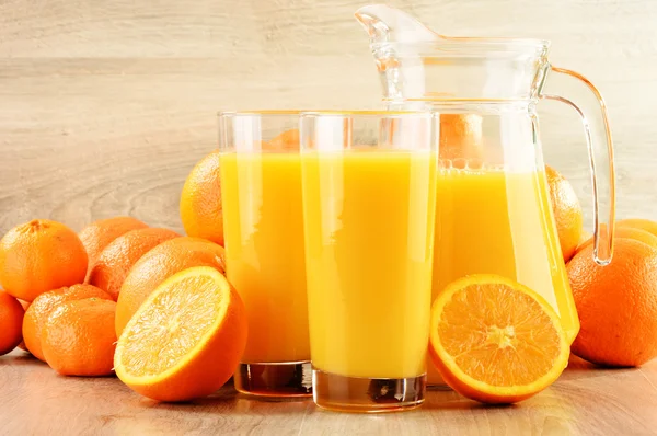 Composición con dos vasos de zumo de naranja y frutas —  Fotos de Stock