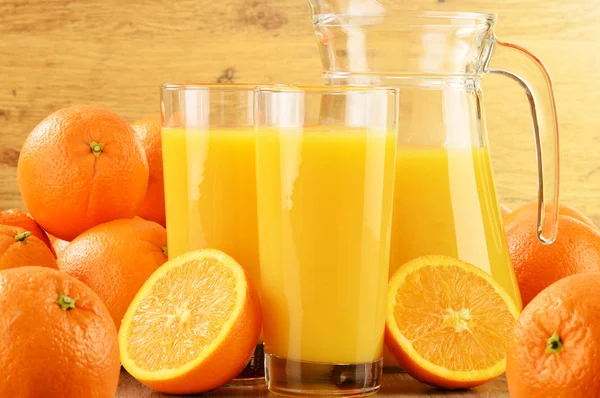 Composición con dos vasos de zumo de naranja y frutas — Foto de Stock