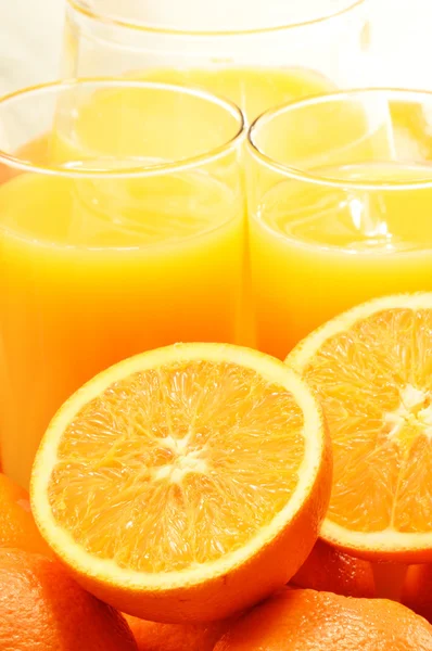 Composición con dos vasos de zumo de naranja y frutas —  Fotos de Stock