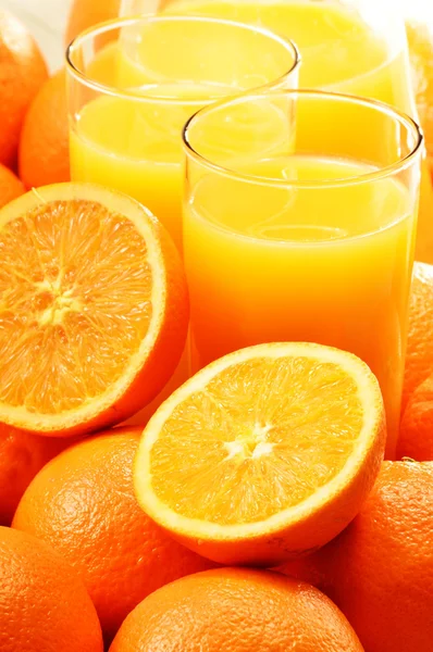 Sammansättning med två glas apelsinjuice och frukter — Stockfoto