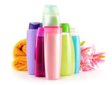 Plastik şişeler dolusu vücut bakımı ve güzellik ürünleri.
