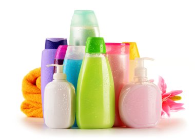 Plastik şişeler dolusu vücut bakımı ve güzellik ürünleri.