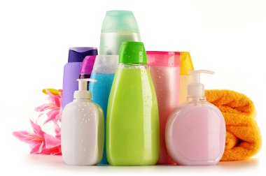 Plastik şişeler dolusu vücut bakımı ve güzellik ürünleri.