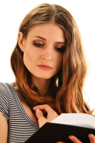 Jovem mulher lendo um livro isolado em branco — Fotografia de Stock