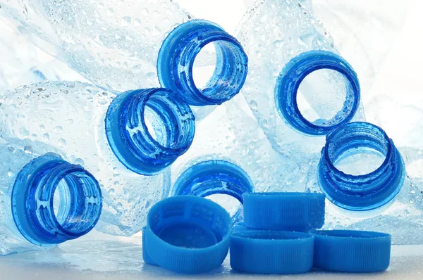 Composición con botellas vacías de policarbonato plástico de mineral — Foto de Stock