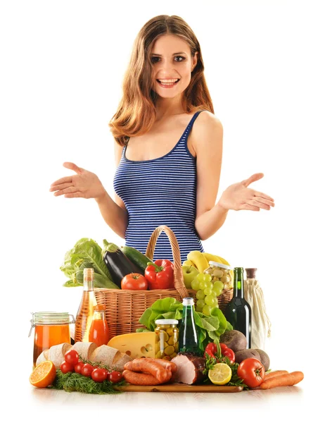 Молодая женщина с различными продуктами питания — стоковое фото