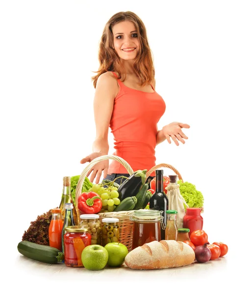 Ung kvinna med olika livsmedelsbutiker produkter — Stockfoto