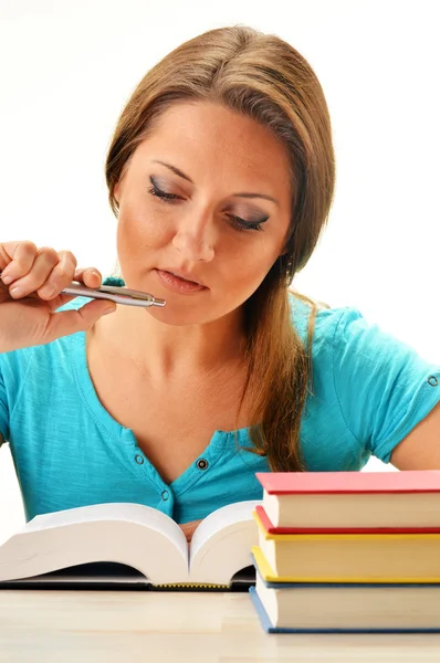 Ung kvinna läser en bok. Kvinnliga studenters lärande — Stockfoto