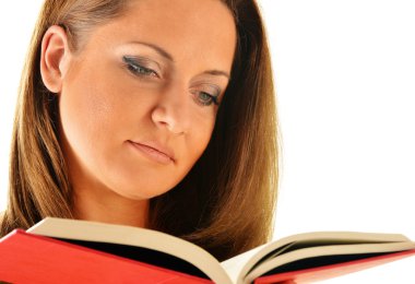 Kitap okuyan genç bir kadın. Kız öğrenci öğrenimi